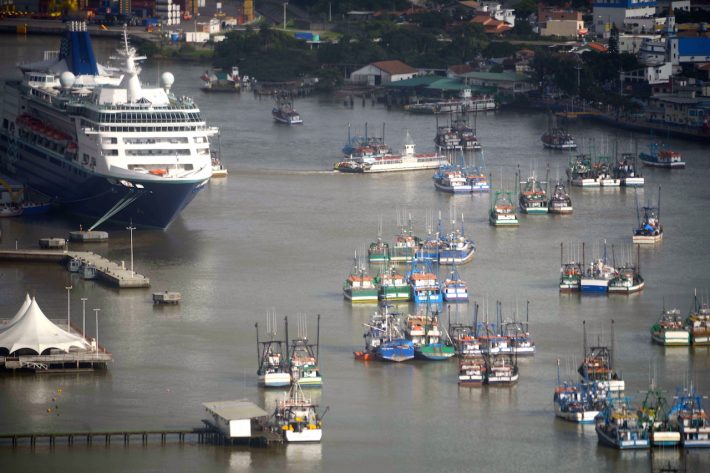 Pescadores bloquearam o canal do Porto de Itajaí por 30 horas, em protesto contra a inclusão de espécies comerciais na lista de ameaçadas. Foto: Marcos Porto/Agência RBS