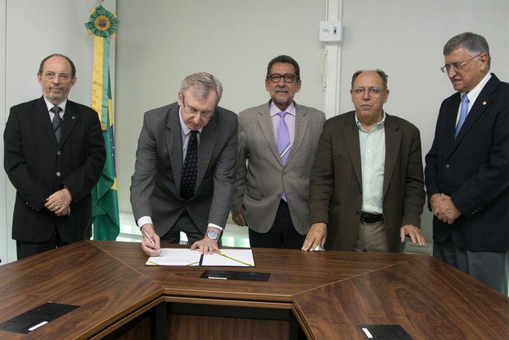 O ministro Celso Pansera assina o contrato de liberação dos recursos, ao lado de dirigentes e pesquisadores, no dia 25. Foto: MCTI/Ascom