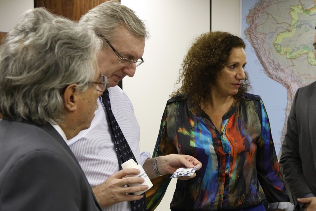 Ministro Celso Pansera recebe cápsulas de fosfoetanolamina em Brasília. Foto: MCTI - 16/12/2015