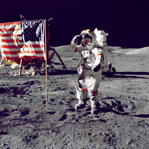 Gene Cernan, da Apollo 17, saúda a bandeira
