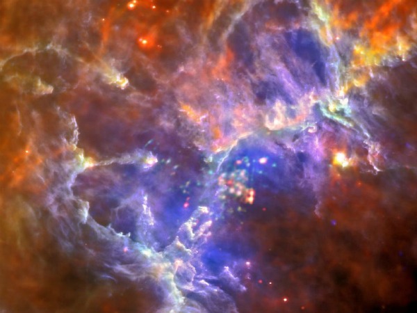 A imagem da nebulosa de Águia foi obtida pela combinação de dados de luz infravermelha (a partir dos quais se pode observar o ambiente de gás ultra-frio e poeira) e de raios-x (que mostram as jovens estrelas quentes no centro da nuvem, interagindo como uma escultura dinâmica com os gases). Créditos: ESA/Herschel/PACS/SPIRE/Hill, Motte, HOBYS Key Programme Consortium; X-ray: ESA/XMM-Newton/EPIC/XMM-Newton-SOC/Boulanger