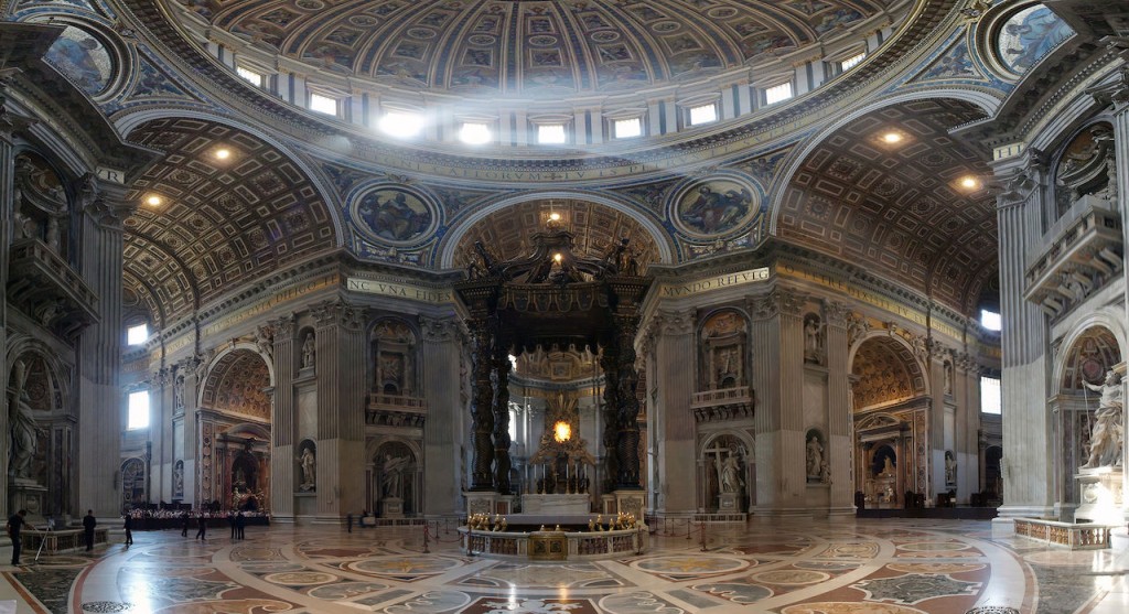 Interior da Basílica de São Pedro, no Vaticano. Foto: Patrick Landy/Wikipedia