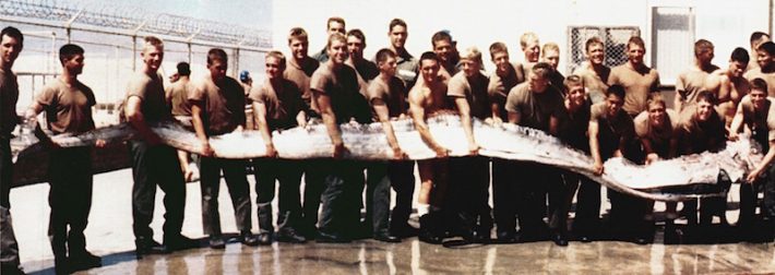 Marinheiros americanos posam com um peixe-remo, encontrado na costa da Califórnia. Foto: Wikipedia