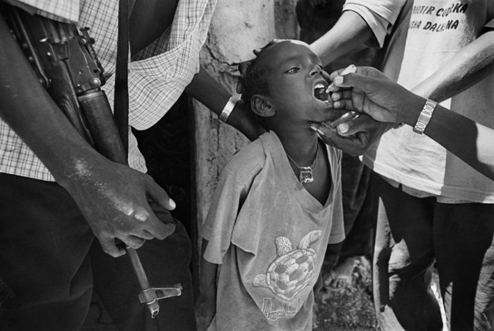 Vacinação contra a pólio na Somália. Foto: Sebastião Salgado