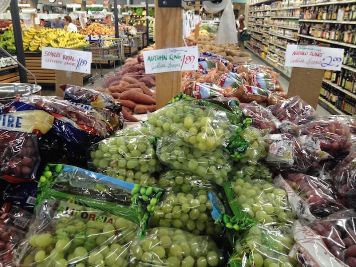 Uvas sem caroço e outros vegetais em um supermercado de comidas naturais na Califórnia. Foto: Herton Escobar
