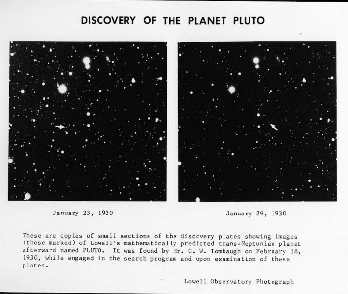 Plutão foi descoberto em 1930 pelo astrônomo americano Clyde Tombaugh. Ele comparou essas duas imagens do céu noturno e detectou um pontinho que se mexia por entre as estrelas. Era o planeta.