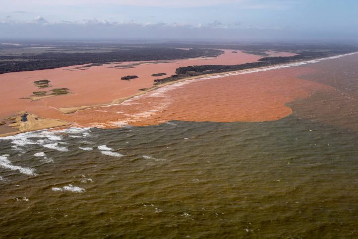 Momento em que a mancha de lama mais grossa chegou ao mar, na tarde de ontem (dia 22). Foto: Gabriela Biló/Estadão
