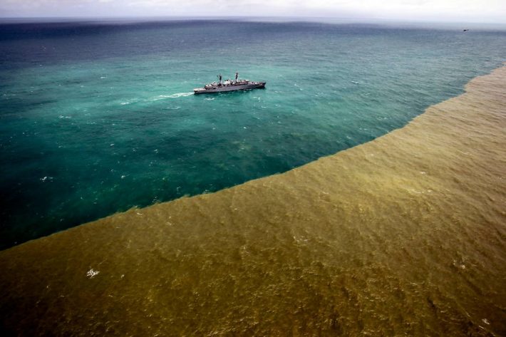 Mancha de lama avançando sobre o mar capixaba. Foto: Gabriela Biló/Estadão