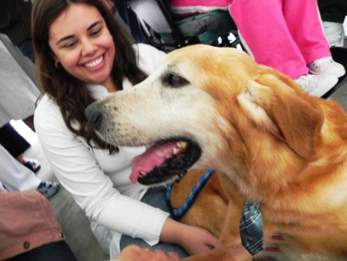 A pesquisadora Natassia Vieira com o cão Ringo, na USP. Foto: HUG-Cell