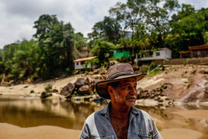 Nelson Rocha, que mora à beira do Rio Doce, reclama da pesca ilegal e do desmatamento na região. Foto: Gabriela Biló/Estadão