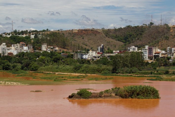Colatina, às margens do Rio Doce tomado pela lama. Foto: Herton Escobar/Estadão