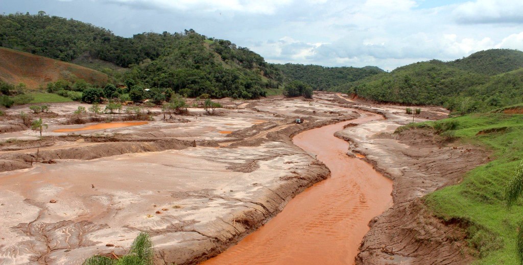 Trecho soterrado de lama do Rio Gualaxo do Norte. Note o tamanho do caminhão no centro da foto: tsunami de lama destruiu 1.500 hectares de margens de rios, segundo o Ibama. Foto: Dante Pavan/GIAIA
