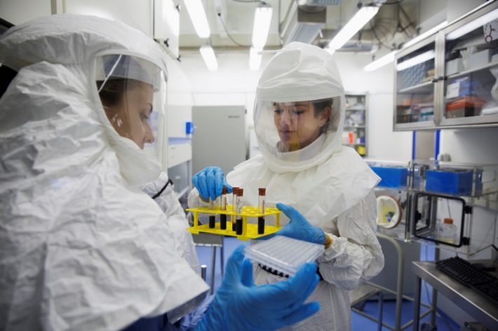 Laboratório de Segurança Máxima NB3+, do Instituto de Ciências Biomédicas da USP, onde são pesquisados vírus de alta periculosidade. Foto: Arquivo ICB-USP