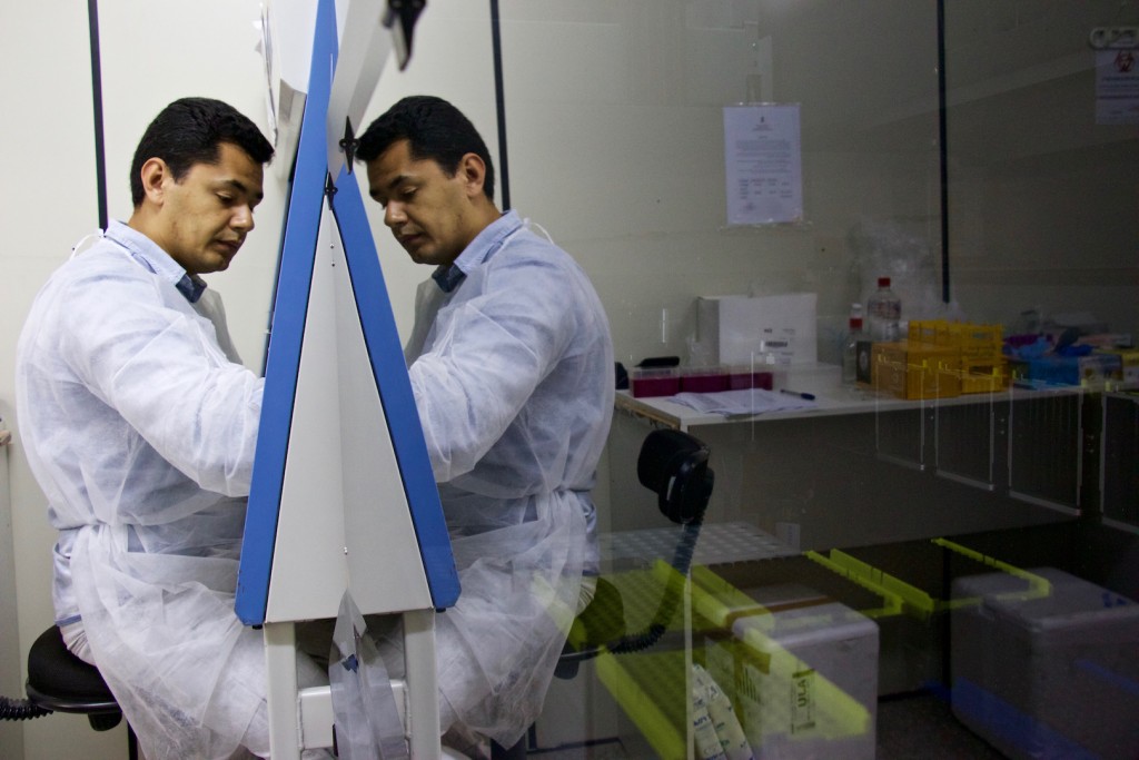Cliomar Alves dos Santos, gerente de imunologia e biologia molecular do Laboratório Central de Saúde Pública (LACEN) de Aracaju, prepara amostras para análise. Foto: Herton Escobar/Estadão