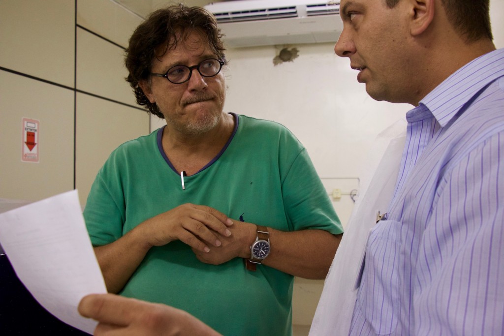 O virologista Paolo Zanotto, e o infectologista Daniel Ferreira de Lima Neto, ambos do ICB-USP, conversam sobre o andamento das pesquisas no Laboratório Central de Sáude Pública (Lacen) de Aracaju. Foto: Herton Escobar/Estadão