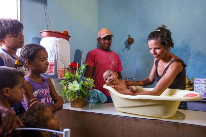 Ana Paula da Silva dá banho em Victor Hugo, um dos bebês nascidos com microcefalia em Itabaiana, no interior de Sergipe. Leia o relato dela aqui: http://goo.gl/HHBsqs