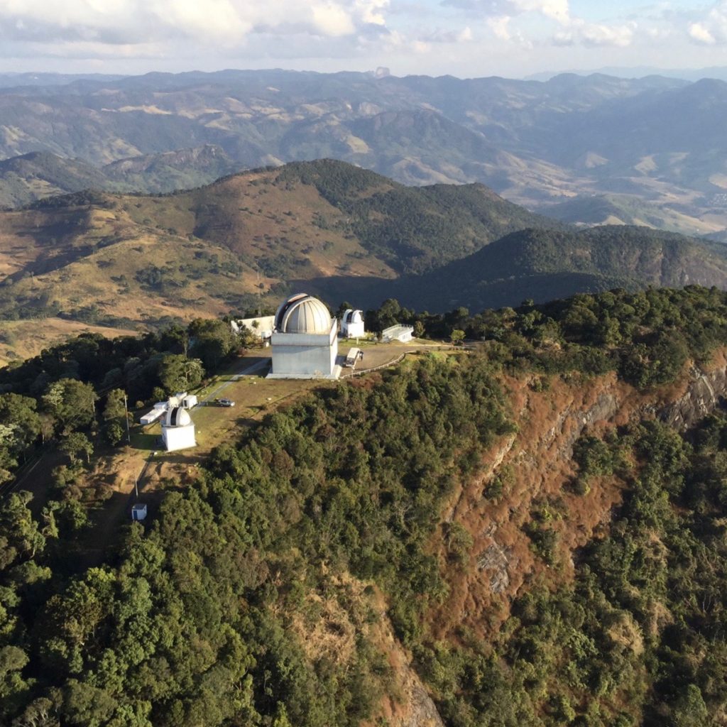 O Observatório Pico dos Dias, em Minas Gerais (o maior do Brasil), é gerenciado pelo LNA. Foto: Helibras
