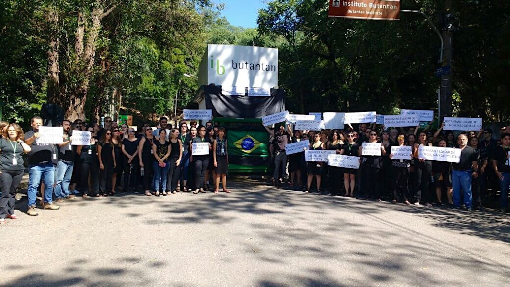 Protesto na entrada do instituto, na Av. Vital Brasil. Foto: Divulgação