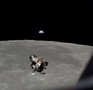 O módulo lunar Eagle sobre o Mar de Smyth. Ao fundo, nosso planeta. Crédito: NASA.