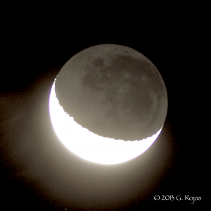 Uma foto de longa exposição revela detalhes da Lua iluminados pela luz cinérea (crédito: G. Rojas).