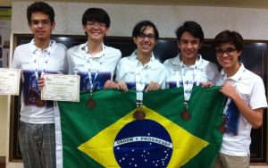 Medalhistas brasileiros da X Olimpíada Internacional de Astronomia e Astrofísica (Crédito: G. Rojas)